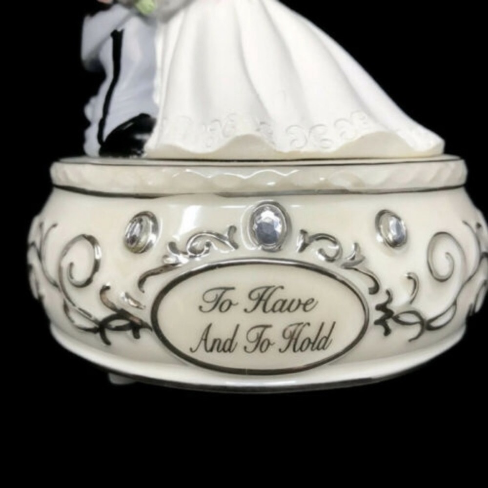 Precious Moments Disney Wedding Gift Music Box - Picture 5 of 8